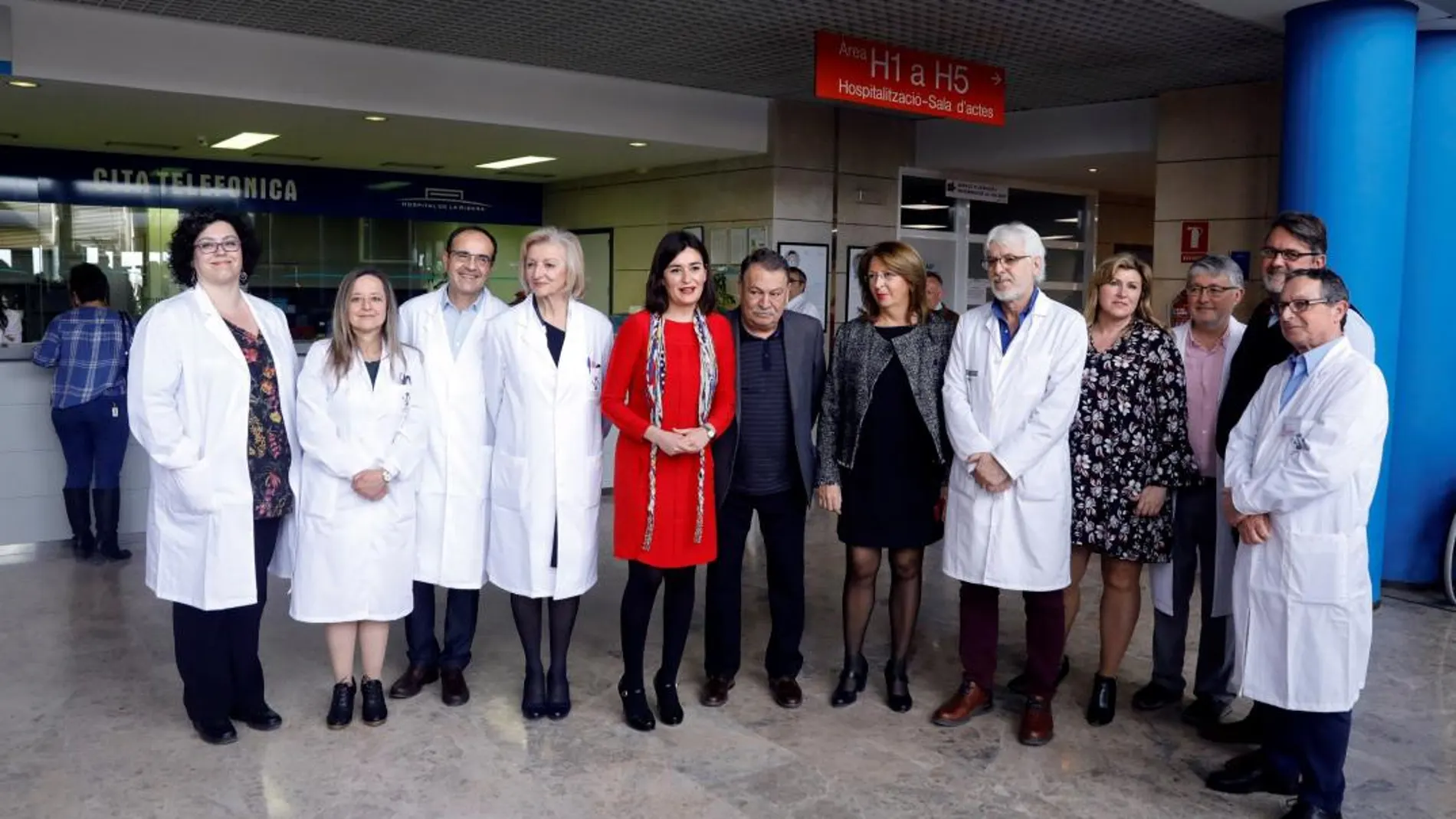La consellera de Sanitat, Carmen Montón, visitó ayer el hospital de La Ribera en el primer día de la reversión a público del centro. En la imagen, junto al nuevo equipo directivo del centro