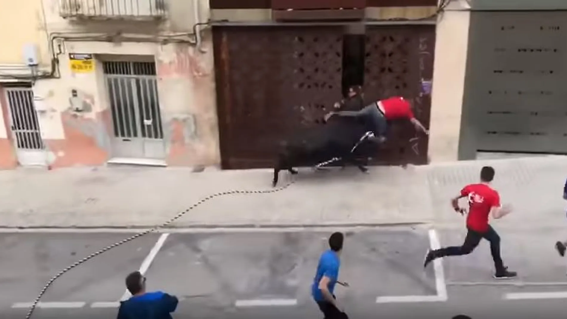 Captura del momento en que el toro embiste al hombre en Onteniente (Valencia) / YouTube