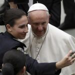 El Papa se hace un selfie con un grupo de policías argentinos