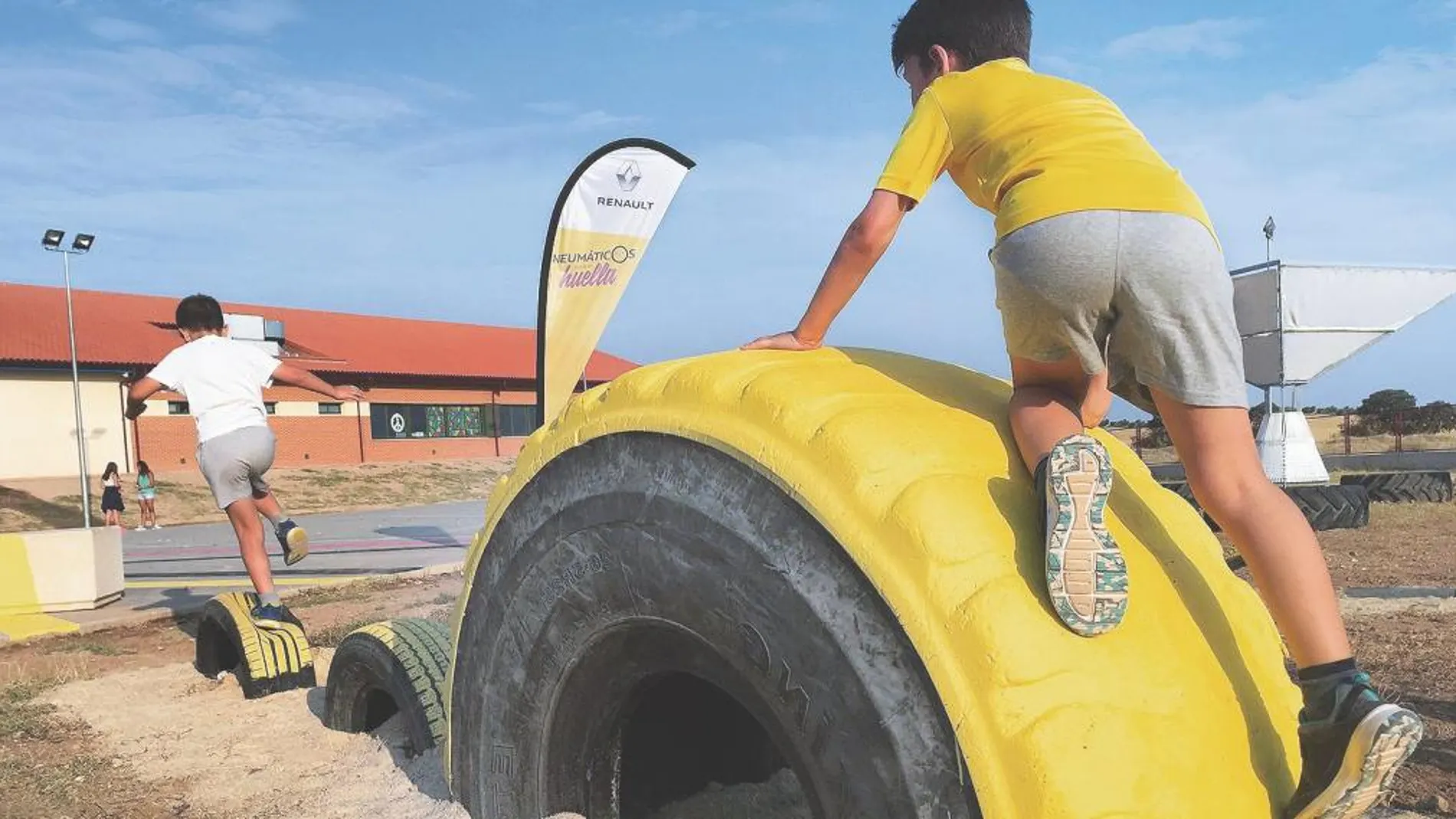 El parque de neumáticos reciclados donde los niños generan electricidad mientras juegan