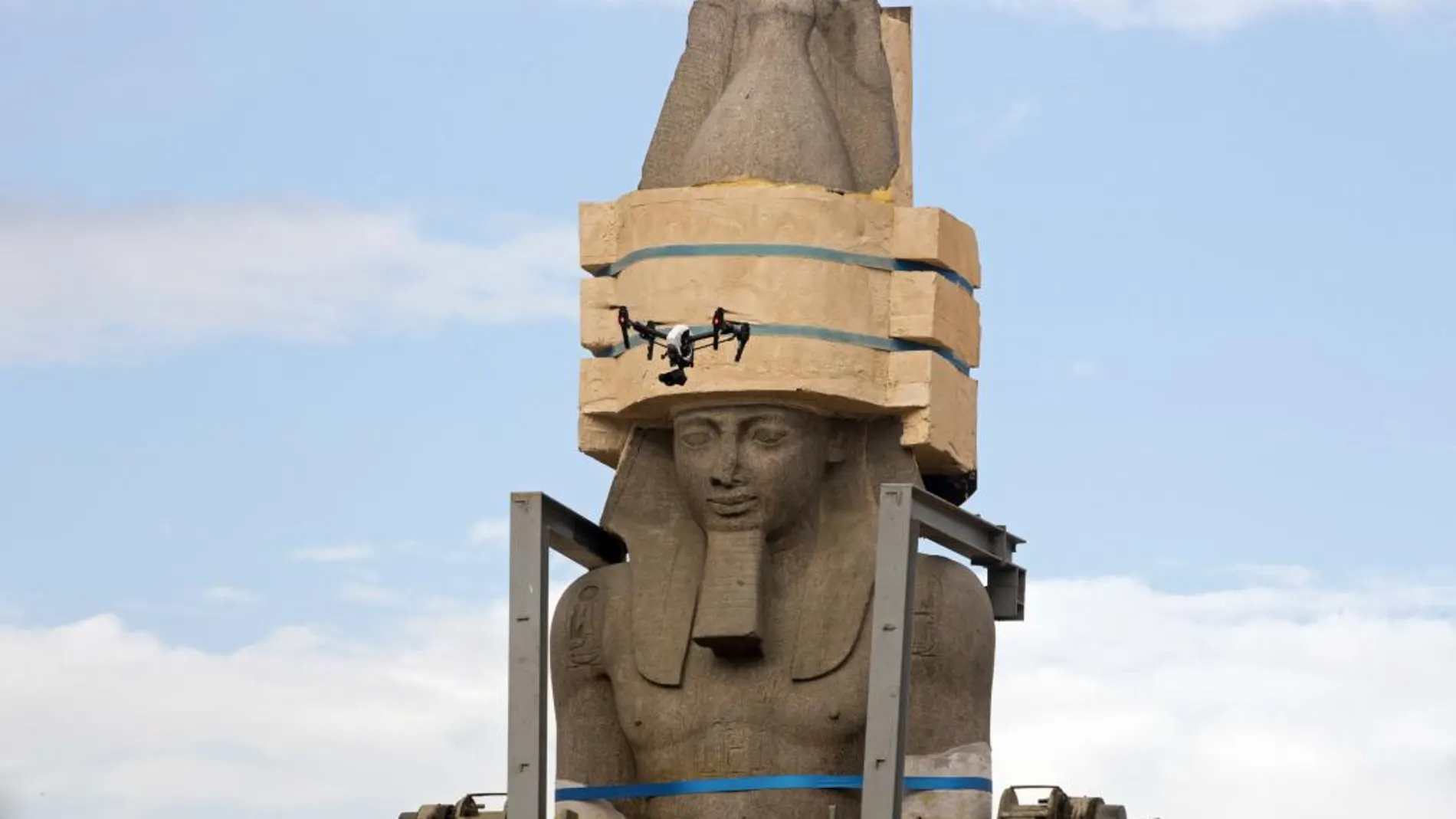 El coloso de Ramsés II ya «gobierna» el nuevo Gran Museo Egipcio