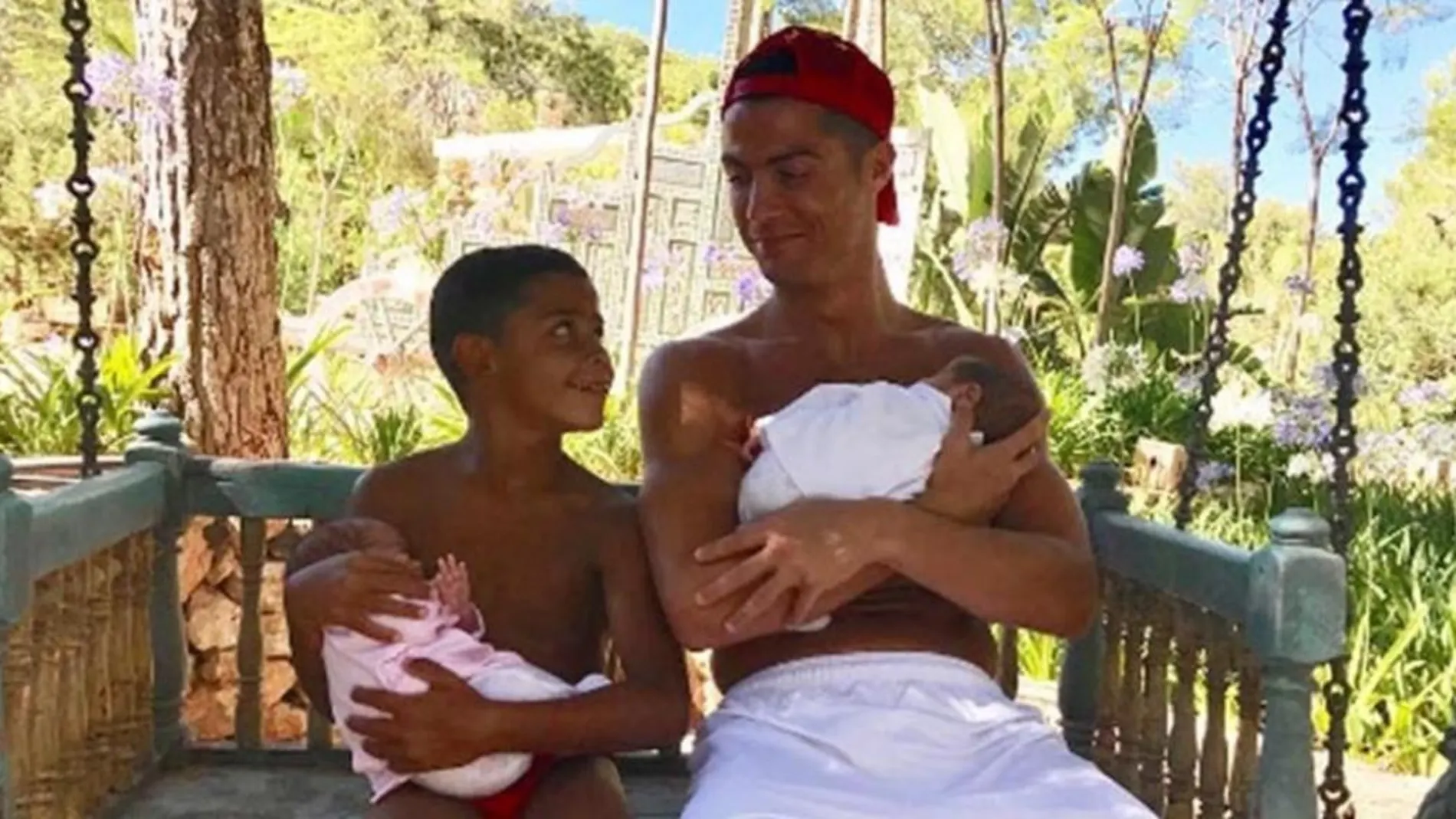 Cristiano Ronaldo posa junto a sus tres hijos