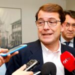 El presidente del PP de Castilla y León, Alfonso Fernández Mañueco, se reúne con empresarios de Astorga