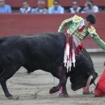 El toreo español Alejandro Talavante lidia un toro en la feria taurina del Señor de los Milagros en la Plaza de Acho de Lima