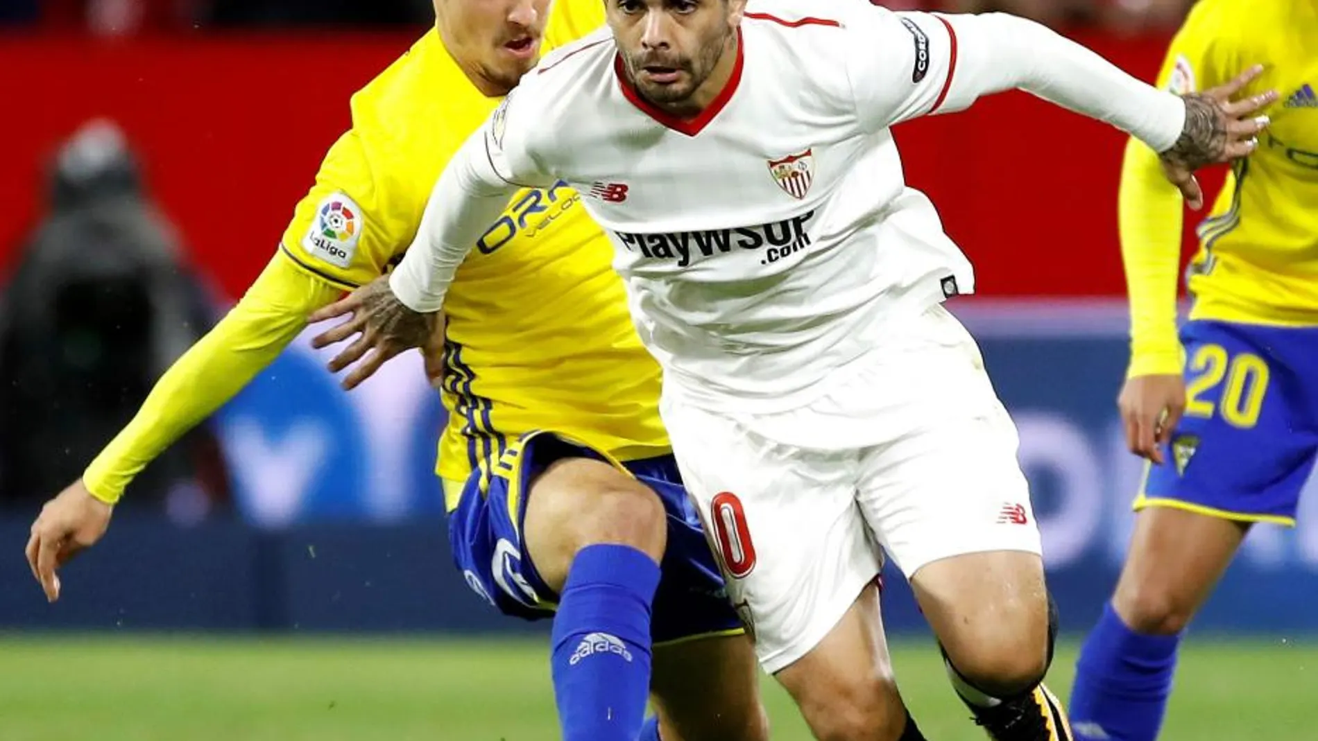 Éver Banega (d) y el centrocampista del Cádiz Sergio González durante el partido de vuelta de octavos de final de la Copa del Rey