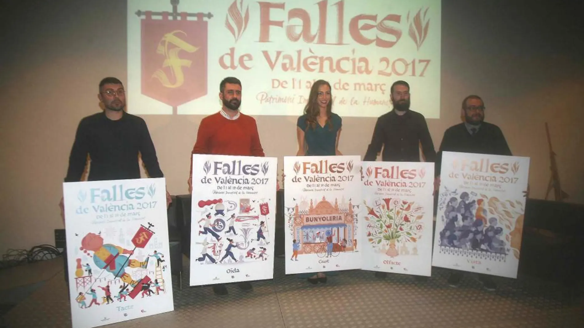 Fuset, segundo por la izquierda, presenta los carteles de Fallas de 2017