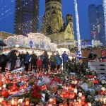 Vista de las velas y las flores colocadas en el mercado navideño de Berlín tras el atentado yihadista