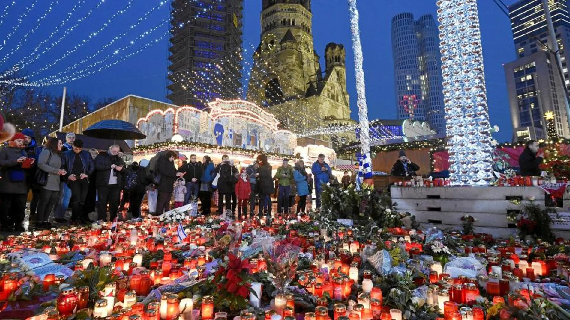 Vista de las velas y las flores colocadas en el mercado navideño de Berlín tras el atentado yihadista