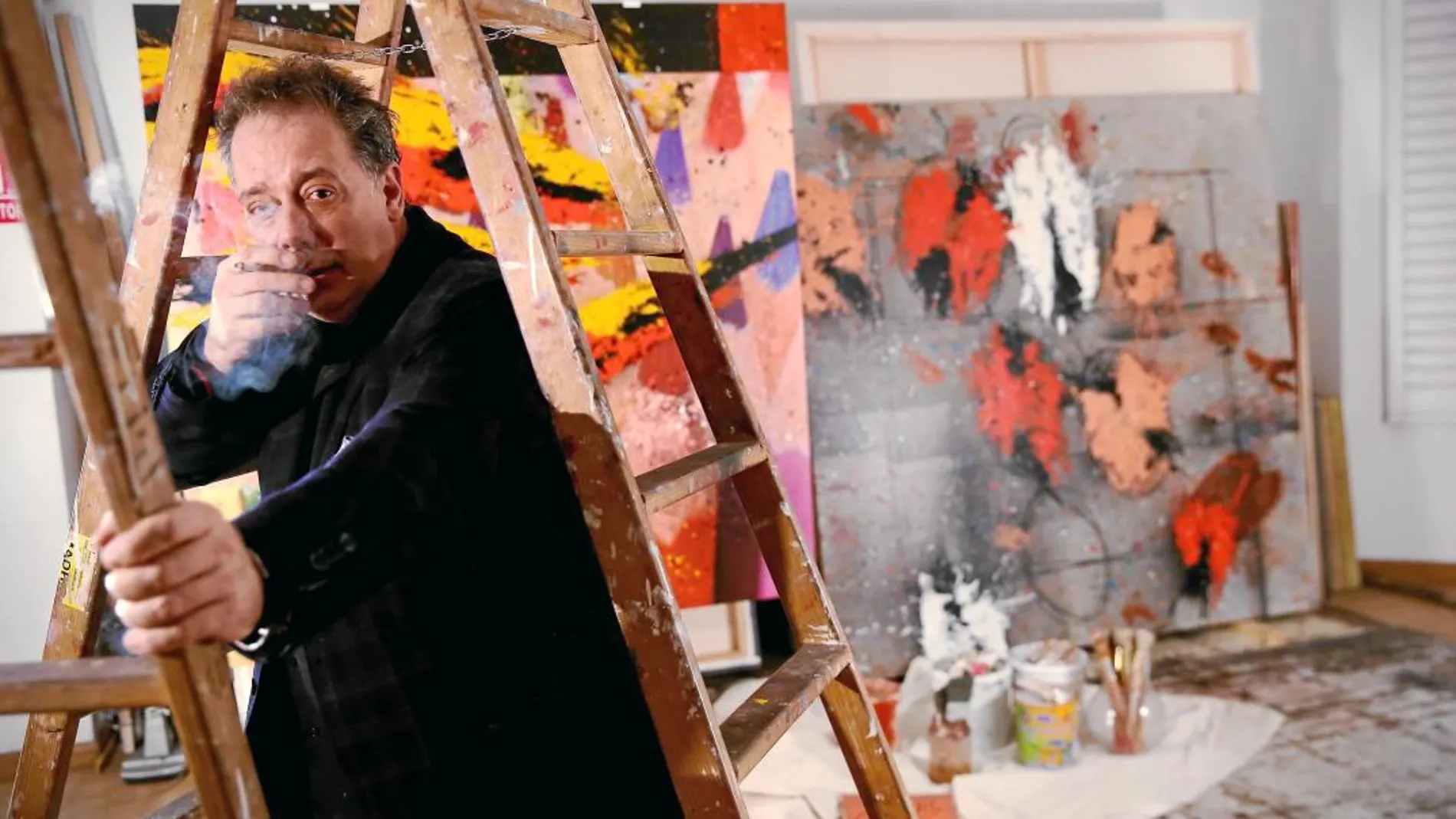 José Manuel Ciria, en su estudio, nació en Manchester en 1960. Su primera individual fue en la galería parisina Le Ferrière, en 1984