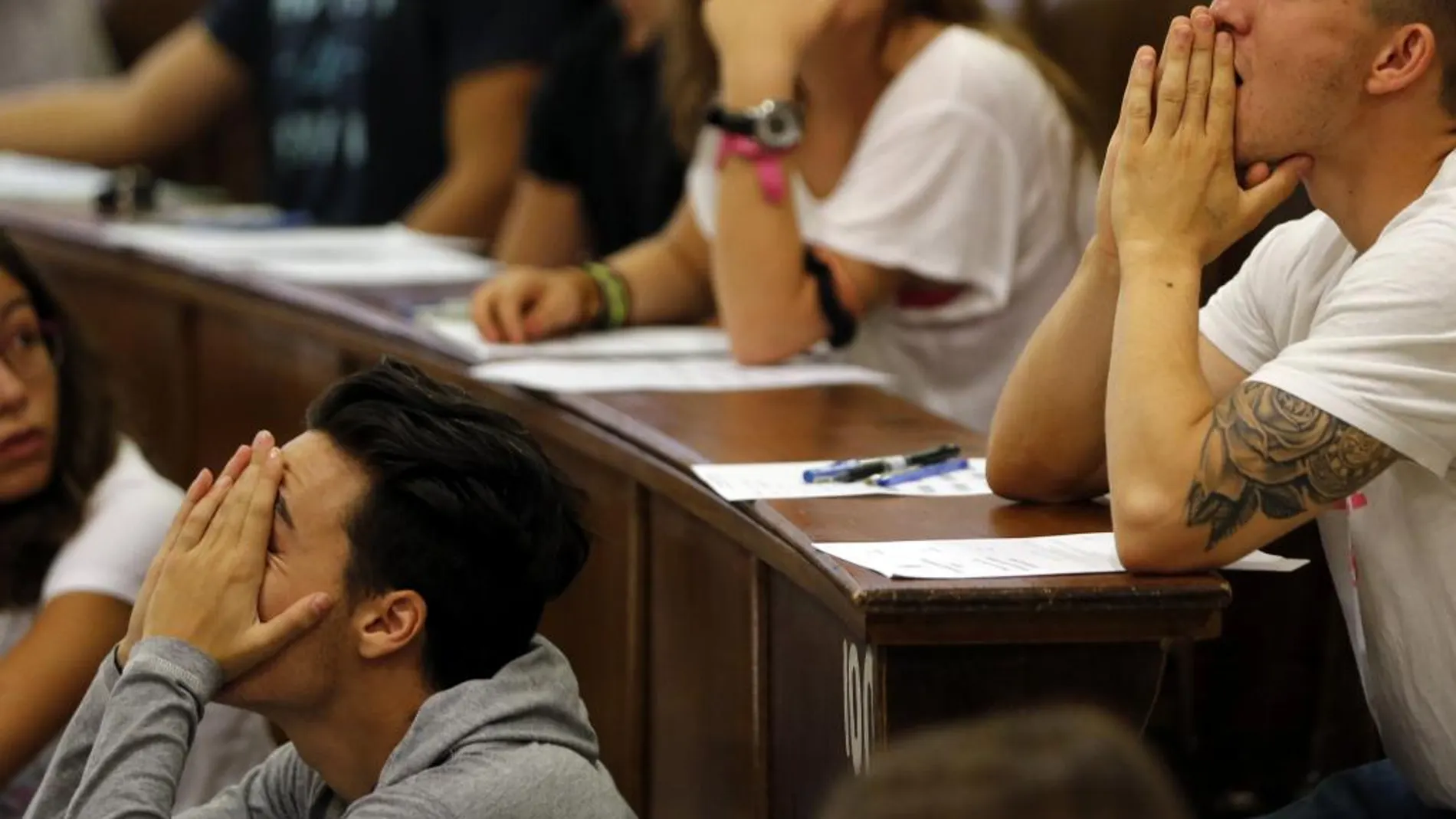 Algunos de los alumnos que esta mañana se han presentado en la Universidad Complutense a la última selectividad