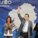 El presidente del Gobierno en funciones, Mariano Rajoy, junto al presidente de la diputación de Ourense, José Luís Baltar; la cabeza de lista por Ourense, Marisol Díaz y dirigente del PP local, Argimiro Marnotes en un mitin en O Carballiño