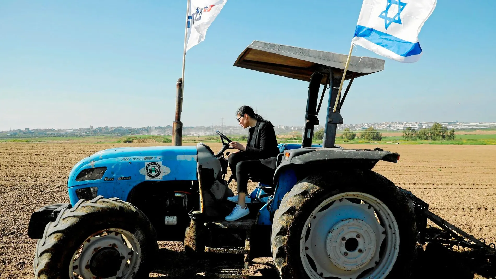 Meraz Michaeli, un candidato laborista, se sube a un tractor en un acto de la pasada campaña