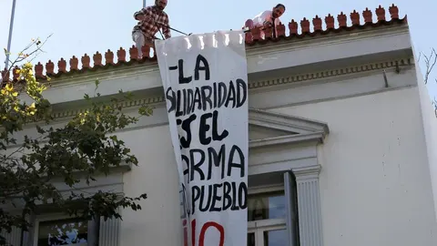 Empleados de la embajada retiran el cartel en favor de la independencia de Cataluña