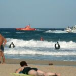 Varias embarcaciones y submarinistas participan en el dispositivo de búsqueda del joven de 27 años que murió ahogado la semana pasada en Tarragona