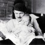 Ernest Hemingway con su primer y normal hijo, aunque llegó a traumatizar a otro al considerarlo poco hombre