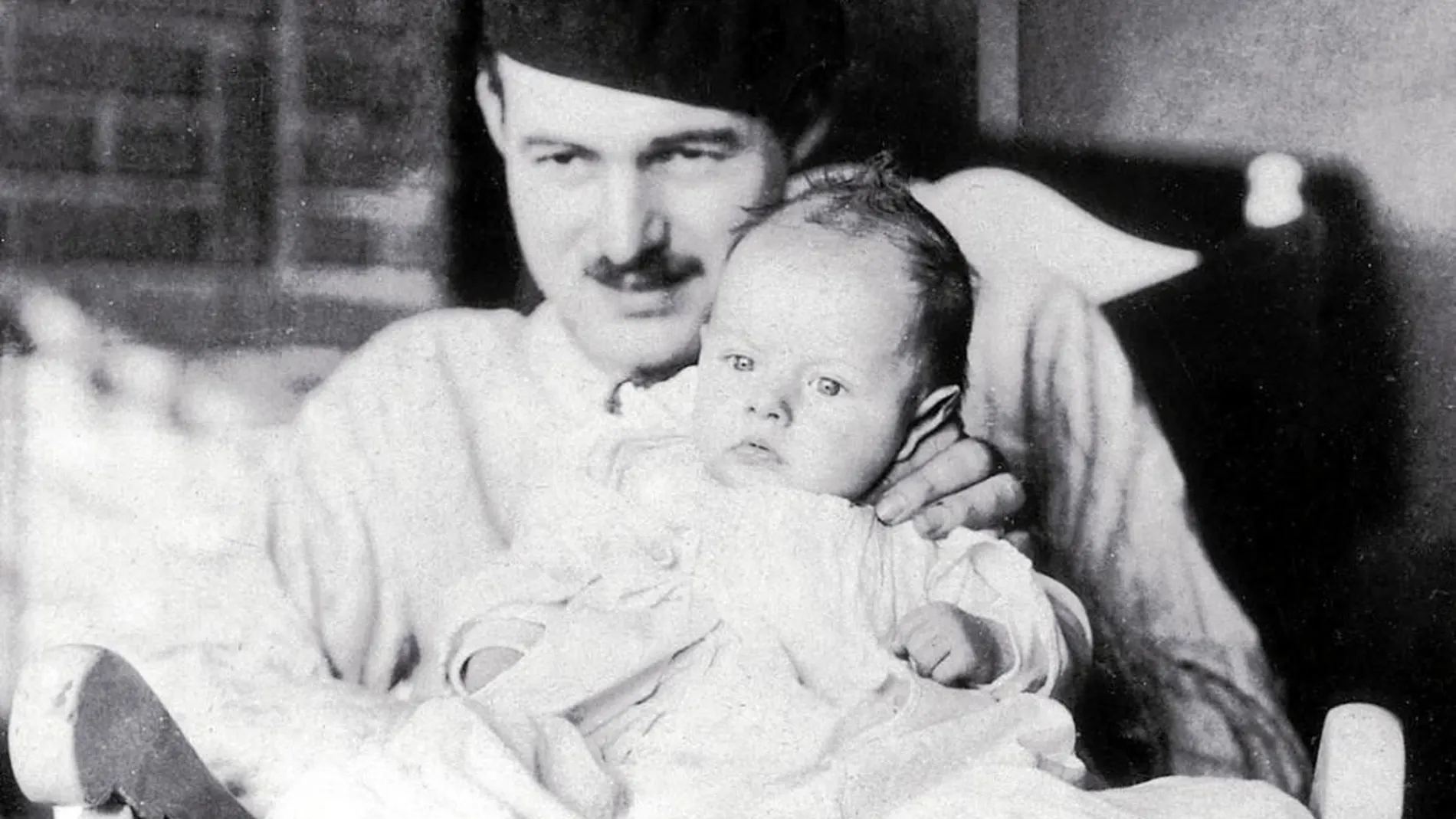 Ernest Hemingway con su primer y normal hijo, aunque llegó a traumatizar a otro al considerarlo poco hombre