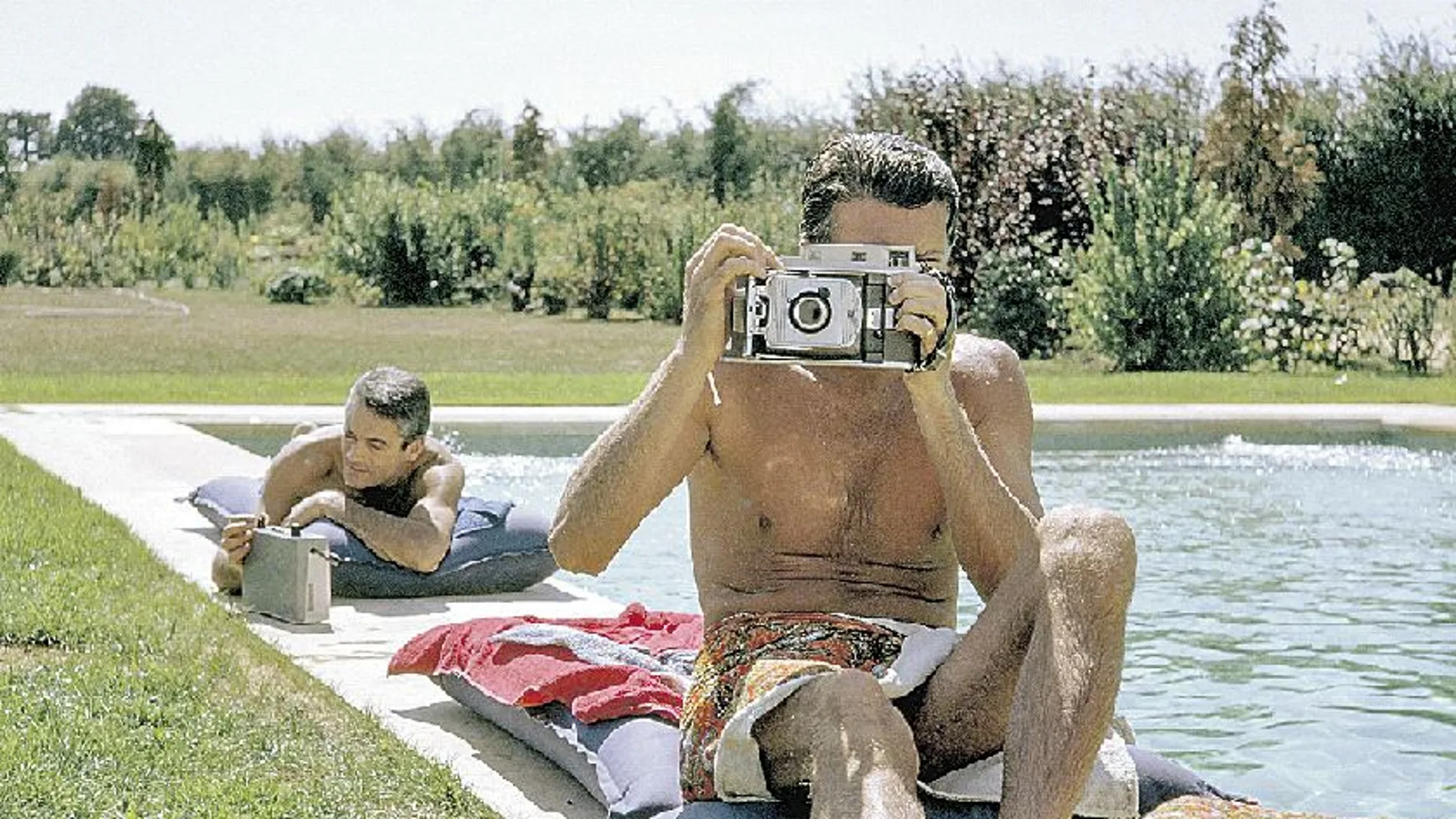 Givenchy, sujetando la cámara, y Philippe Venet en 1961, en Francia