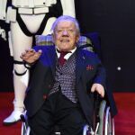 Kenny Baker asiste a la premier de la última parte de la saga.