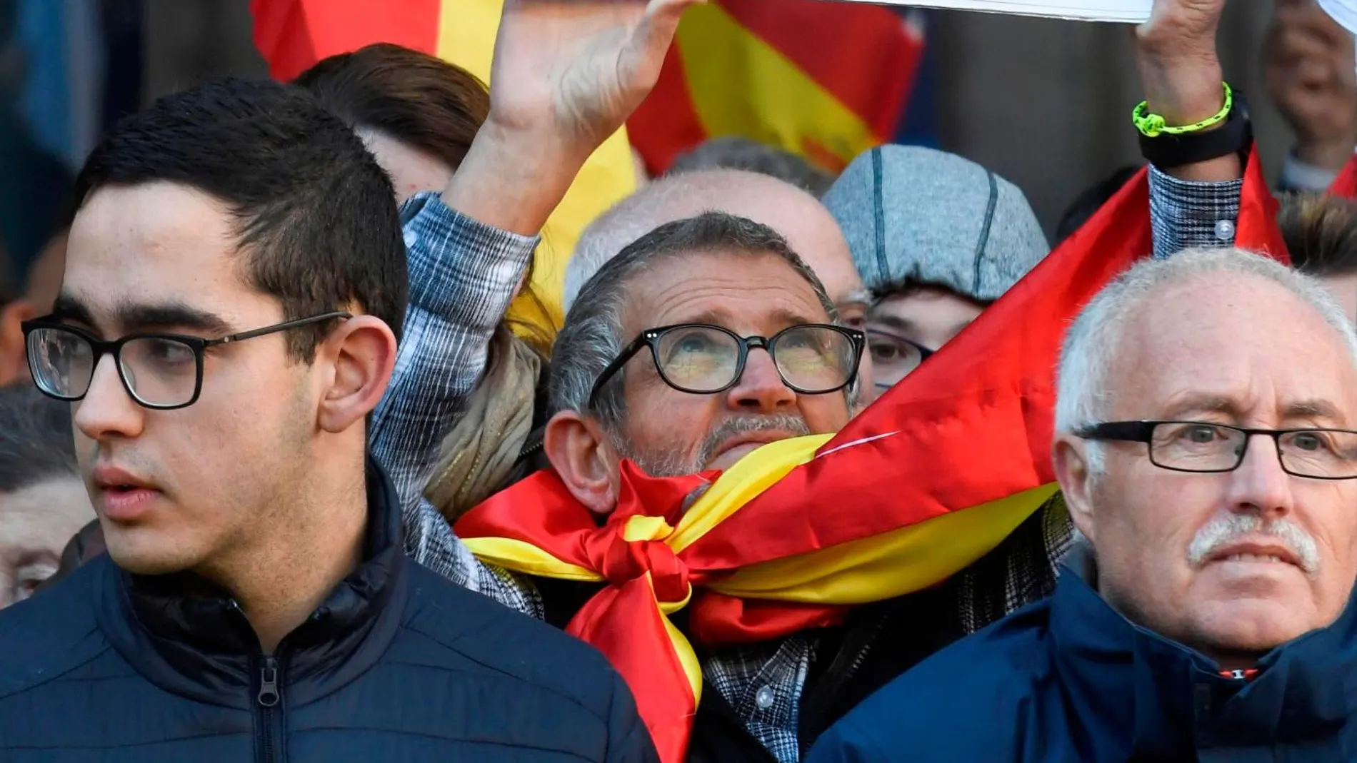 Algunos de los asistentes a la Toma de Granada con una pancarta alusiva a Vox. El PP repartió más de 4.000 banderas de España en el 527 aniversario de la conquista de la ciudad por los Reyes Católicos