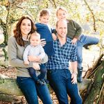 Christmas antagónicos. Los duques de Cambridge y los de Sussex hicieron ayer públicas sus felicitaciones de Navidad y, mientras los primeros optan por una foto otoñal familiar hecha expresamente para la ocasión, los segundos han elegido una imagen de su boda en mayo