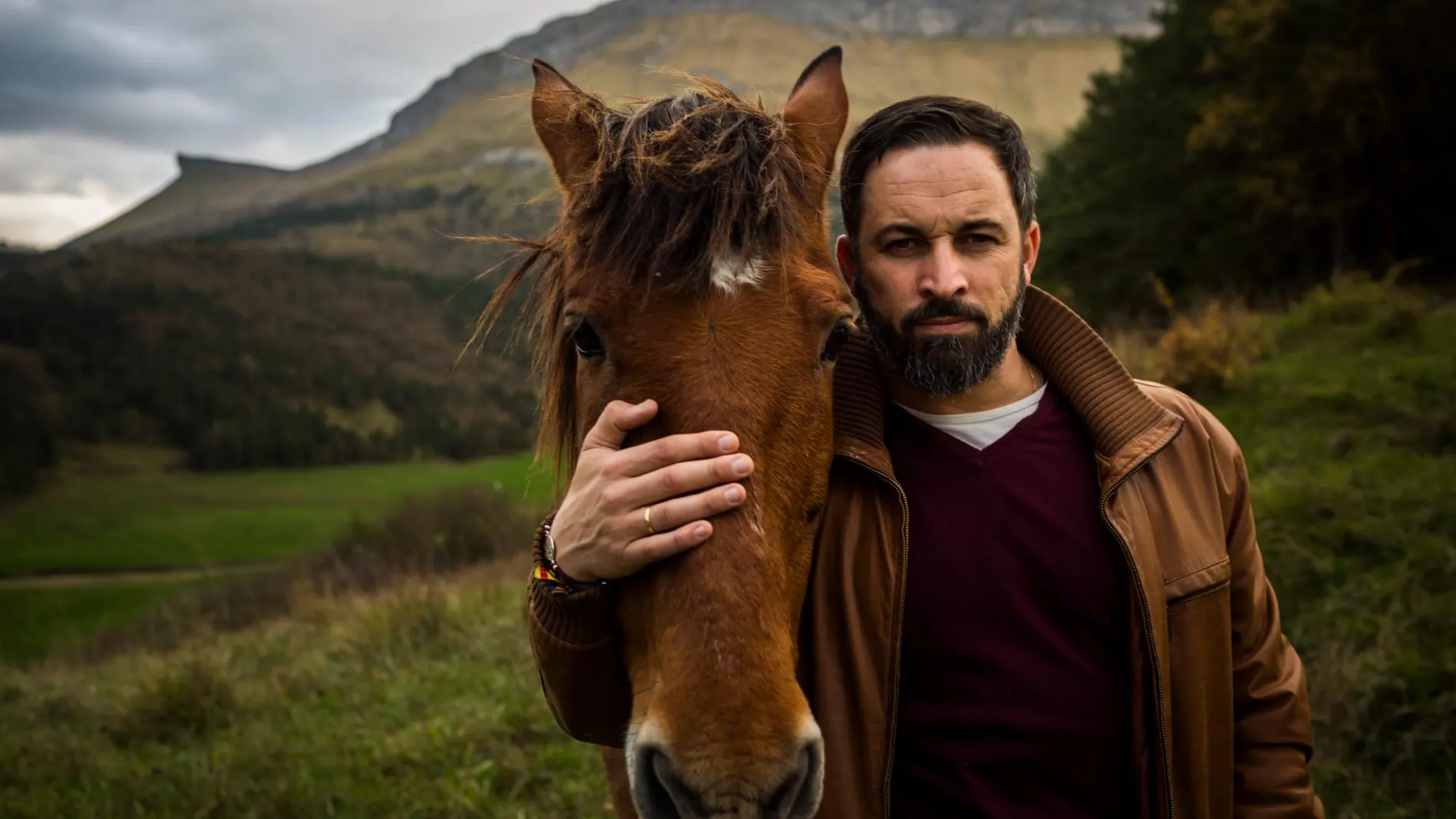 Abascal, junto a Green, con el que disfruta paseando por el valle de Ayala