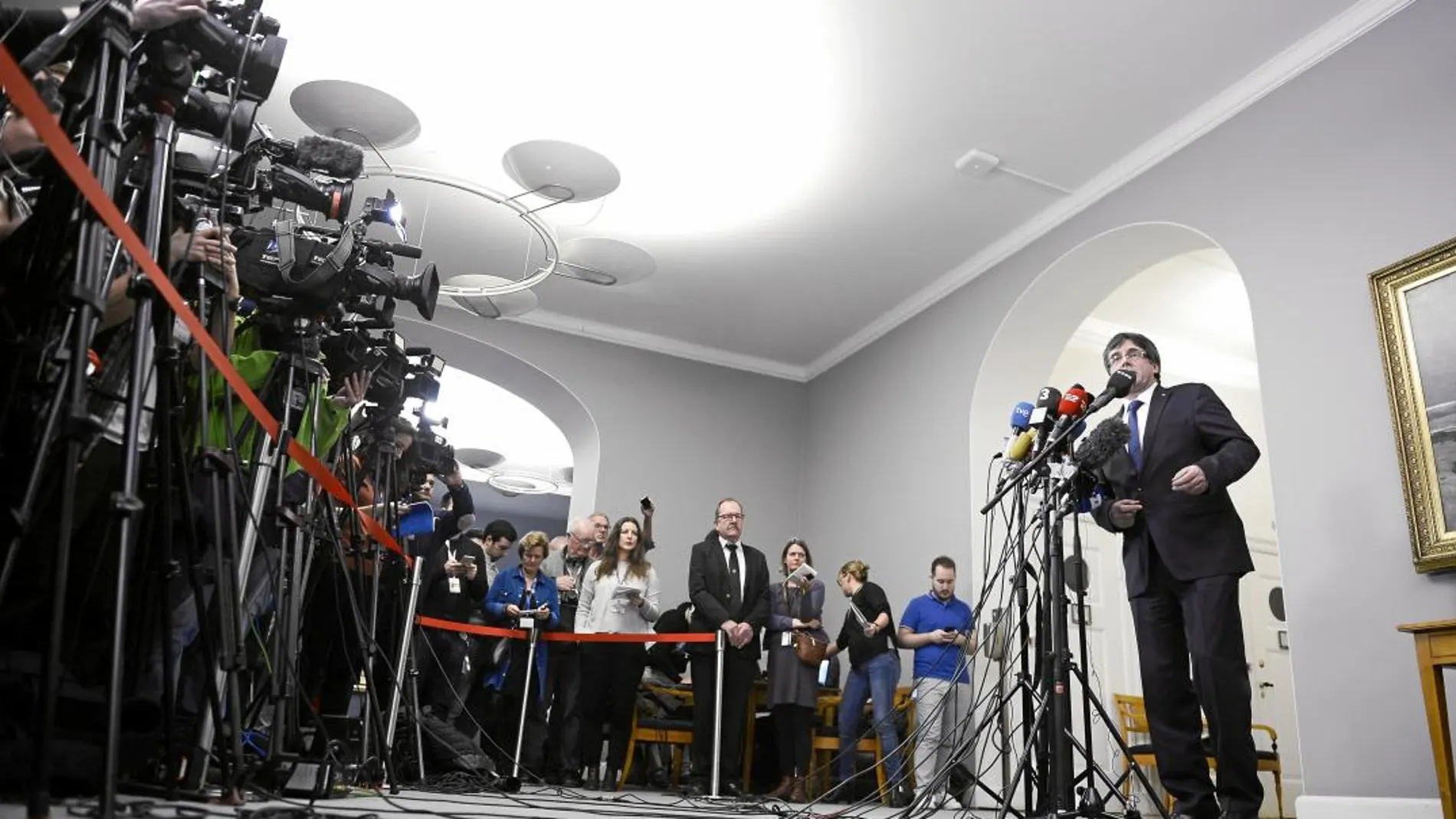 El ex presidente catalán Carles Puigdemont ofrece una rueda de prensa, ayer en Copenhague
