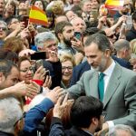 Felipe VI recibe el saludo de la gente durante su visita a Reinosa, en Cantabria, el pasado mes de mayo / Efe