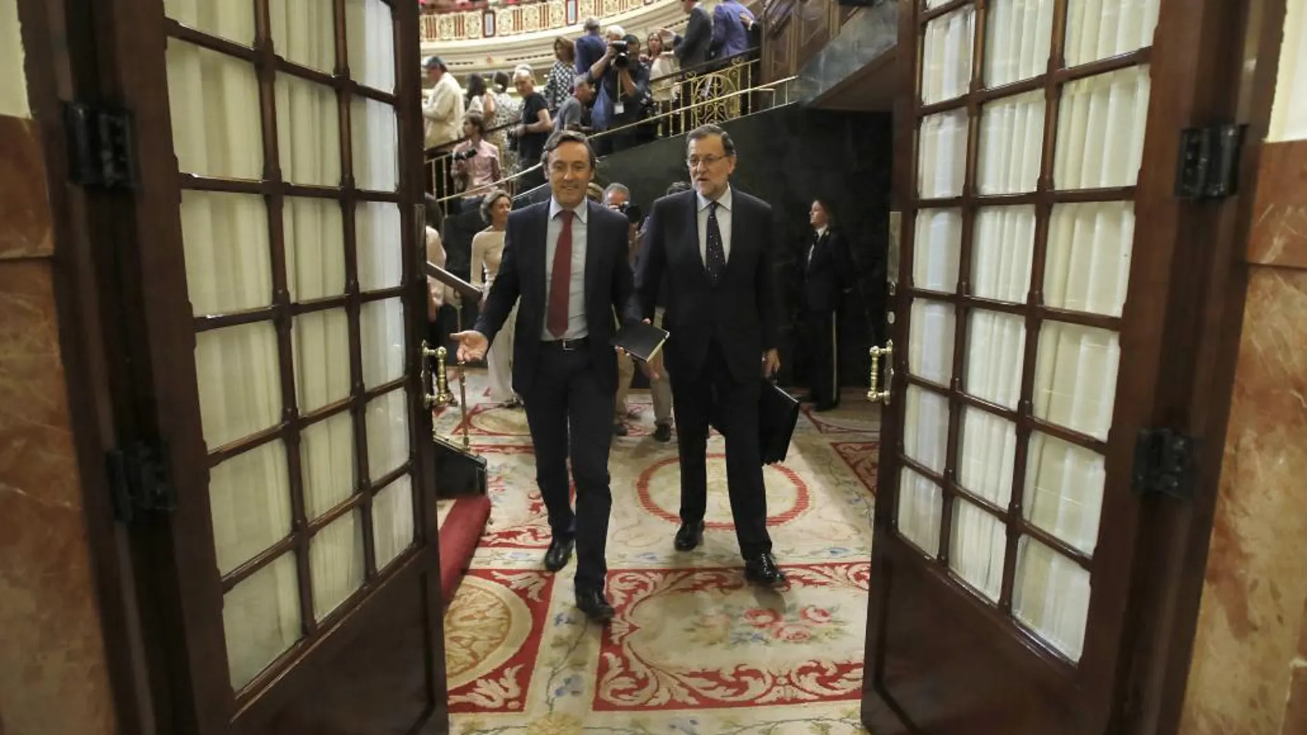 Mariano Rajoy, acompañado del portavoz del PP en el Congreso, Rafael Hernando, abandona el Congreso.