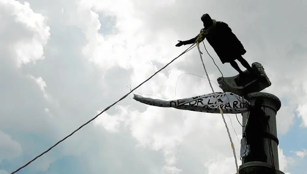 La retirada de una estatua de Colón en Los Ángeles (EEUU) en noviembre es la última muestra de una campaña de desprestigio a la figura de un personaje clave para la historia de la humanidad. En la imagen, Colón es derribado en Caracas.
