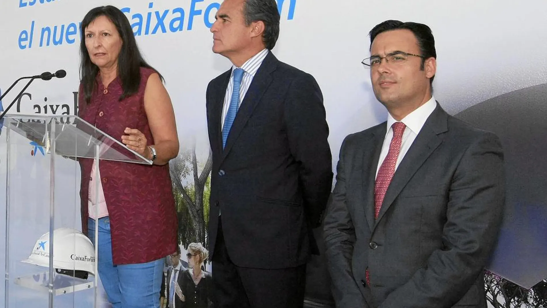 La directora general adjunta de la Fundación la Caixa, Elisa Durán; el director de CaixaBank en Andalucía Occidental, Rafael Herrador; y el director de CaixaForum Sevilla, Moisés Roiz
