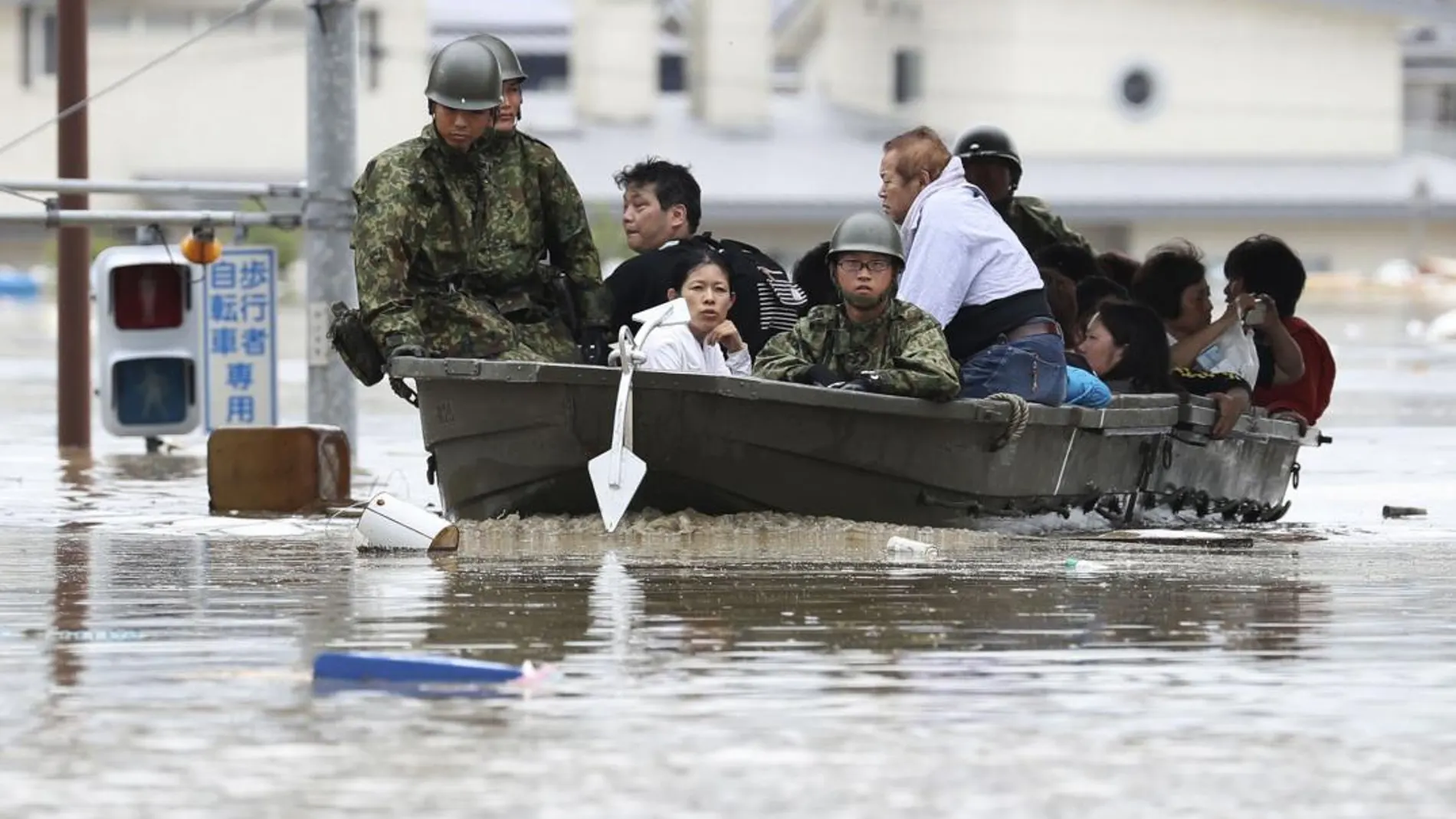 Los servicios de rescate evacuan a los afectados. Foto: Ap