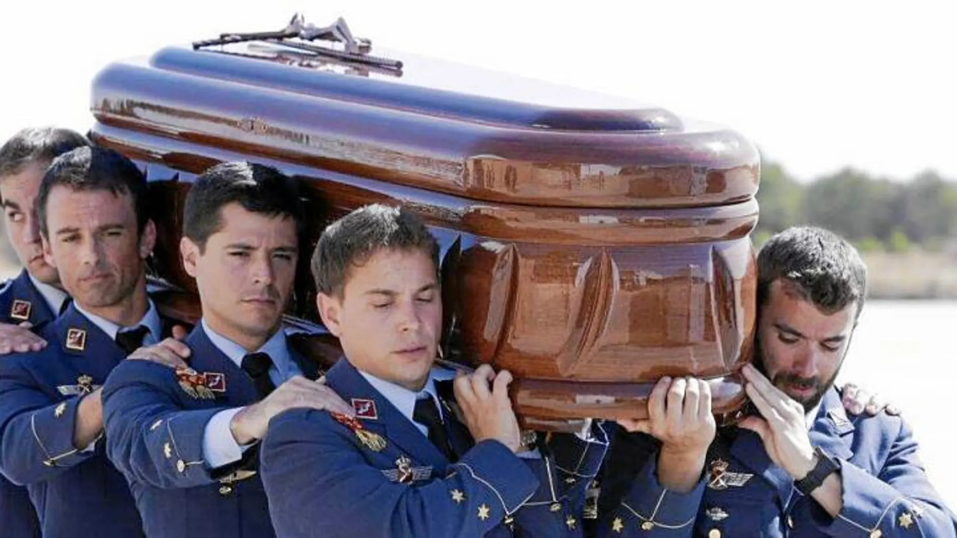 Varios compañeros del capitán Borja Aybar trasladan su féretro durante el funeral que tuvo lugar ayer en Albacete