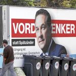 Un hombre pasa frente a un cartel electoral del líder del derechista Partido Liberal de Austria (FPO), ayer