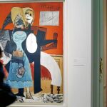 «Los enamorados» de Picasso y al fondo «Mujer con chal» de Picabia, dos de las pinturas en la Fundación Mapfre.
