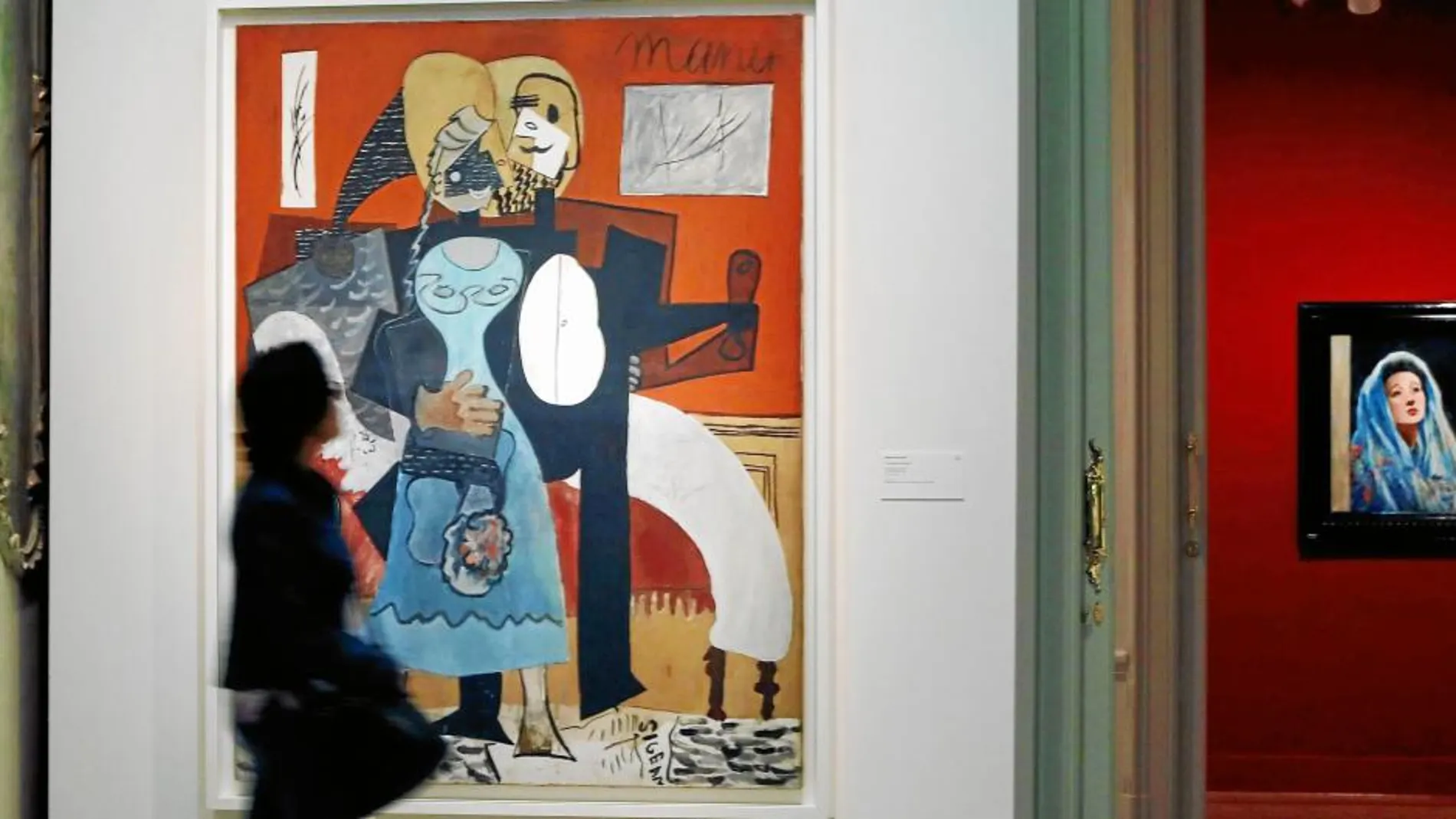 «Los enamorados» de Picasso y al fondo «Mujer con chal» de Picabia, dos de las pinturas en la Fundación Mapfre.