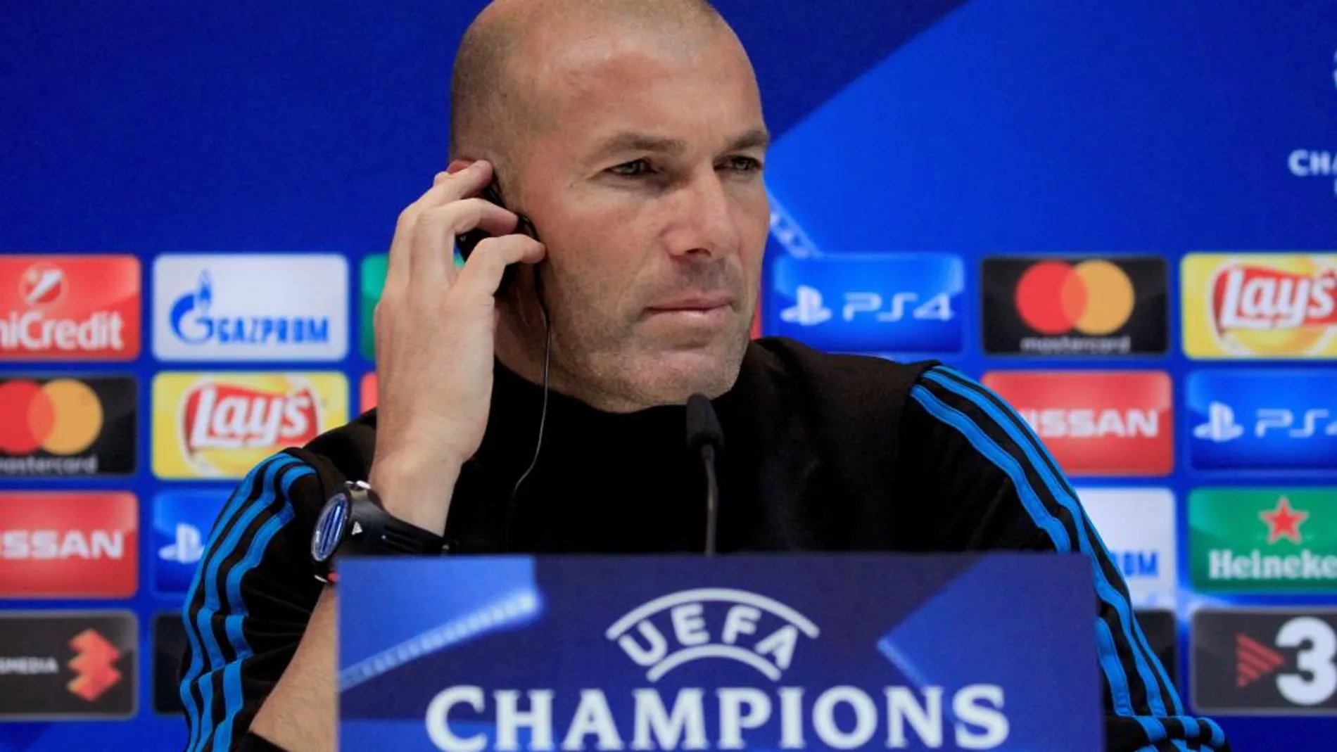 El técnico francés del Real Madrid, Zinedine Zidane, durante la rueda de prensa posterior al entrenamiento realizado hoy en la Ciudad Deportiva de Valdebebas