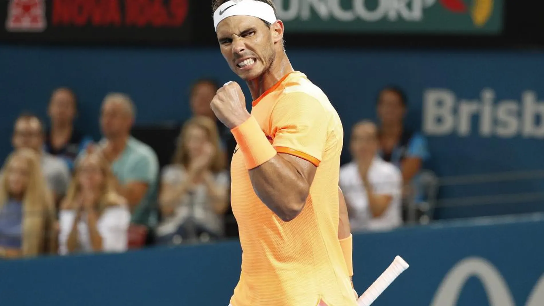 El tenista español Rafael Nadal celebra su victoria ante el ucraniano Alexandr Dolgopolov tras el partido de primera ronda del torneo de Brisbane que ambos disputaron en Brisbane