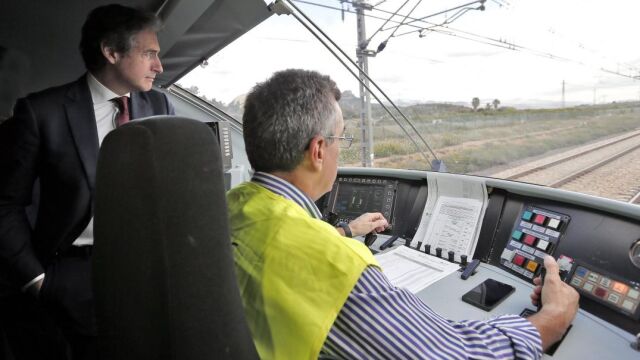 Archivo. El ministro de Fomento, Íñigo de la Serna, durante supervisa el estado de las infraestructuras del Corredor Mediterráneo en el tramo que discurre entre Valencia y Castellón