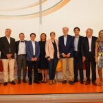 El grupo de expertos de distintos ámbitos que han participado en la elaboración del informe sobre estrategias para el futuro de Cartagena, junto a Noelia Arroyo, en el centro. LA RAZÓN