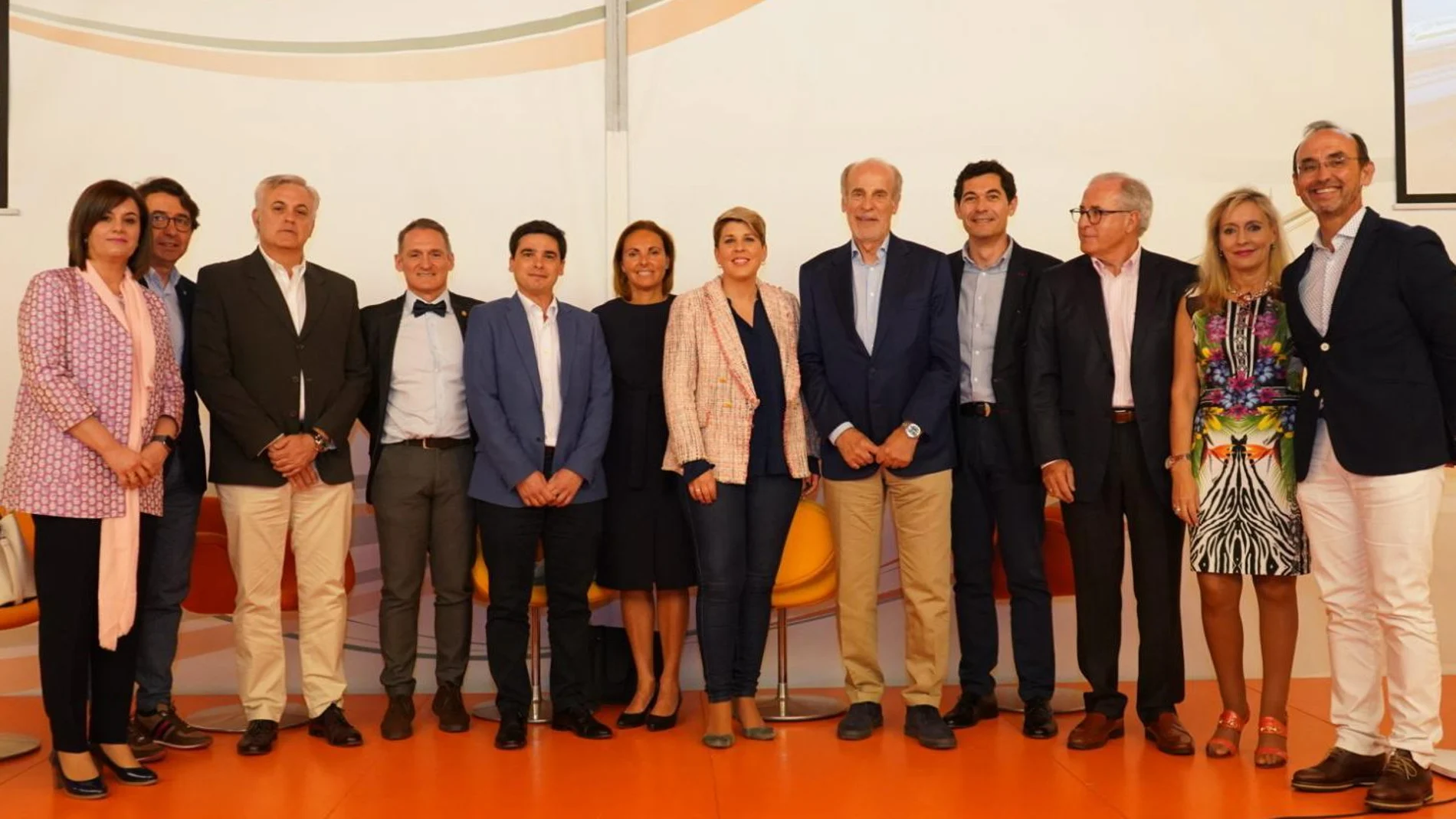 El grupo de expertos de distintos ámbitos que han participado en la elaboración del informe sobre estrategias para el futuro de Cartagena, junto a Noelia Arroyo, en el centro. LA RAZÓN
