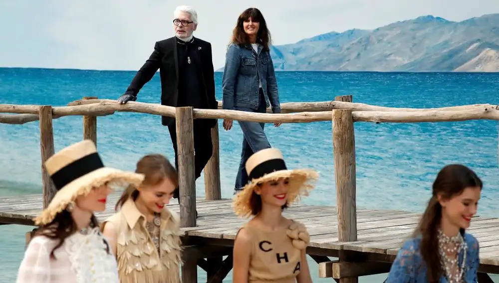 El diseñador alemán Karl Lagerfeld y su número dos, Virginie Viard, observan a las modelos con sus creaciones / Efe
