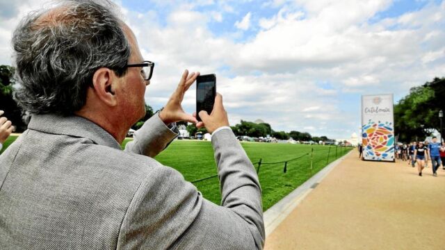 El president Quim Torra ayer fotografiando el escenario del festival donde participa Cataluña como invitada ante el Capitolio en Washington