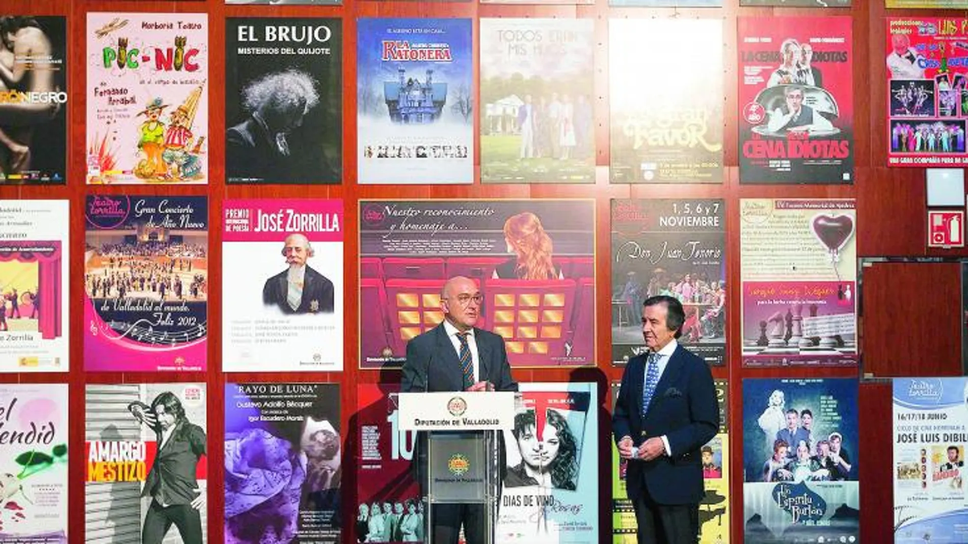 Jesús Julio Carnero y Enrique Cornejo presentan la exposición de carteles que se puede ver en el Teatro Zorrilla de Valladolid.