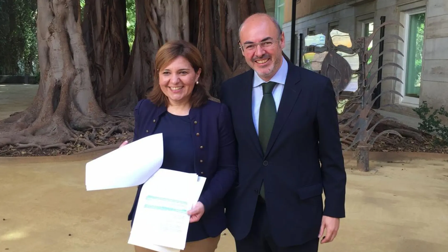 La Razón. La presidenta del PPCV, Isabel Bonig, muestra la enmienda a los Presupuestos que aumenta la inversión en transporte. A su lado, el portavoz del PP en el Ayuntamiento de Valencia, Eusebio Monzó
