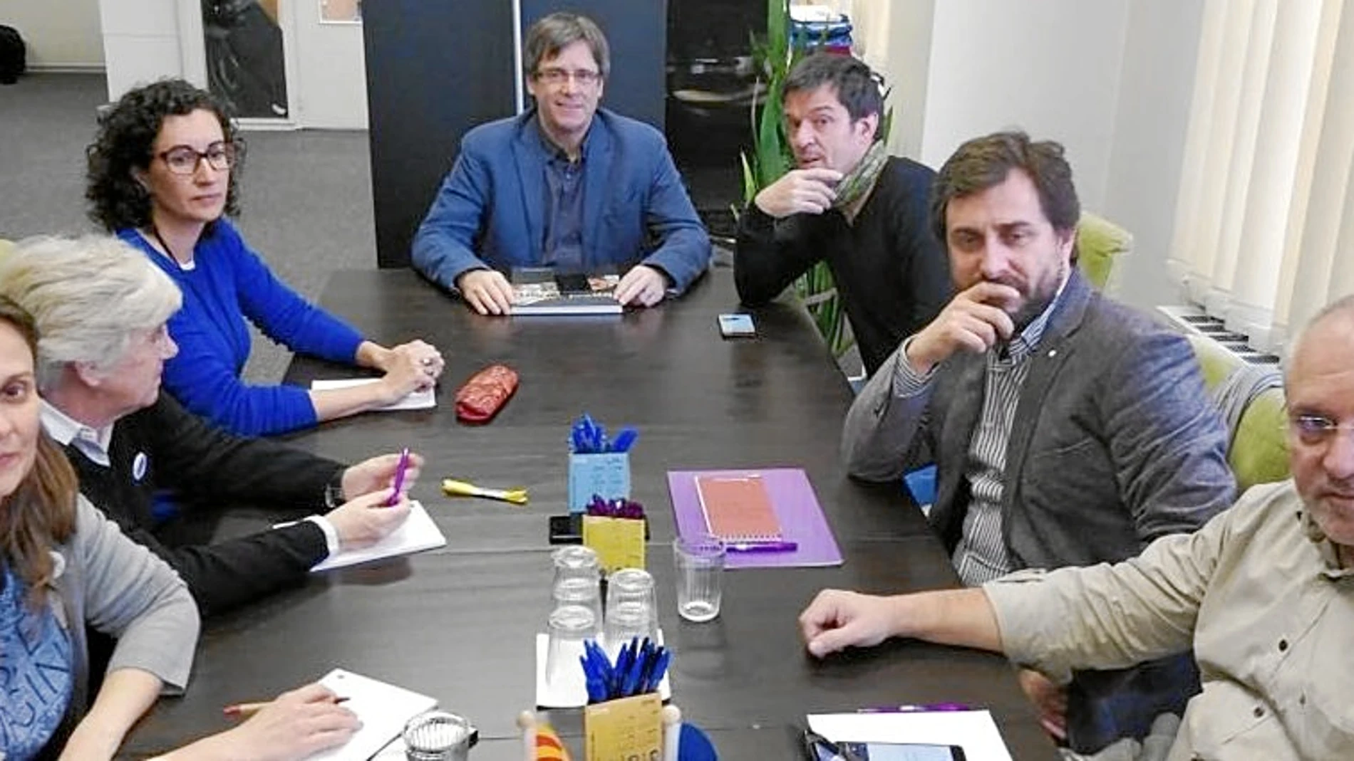 Carles Puigdemont junto a sus consejeros fugados en Bruselas y la secretaria general de ERC, Marta Rovira
