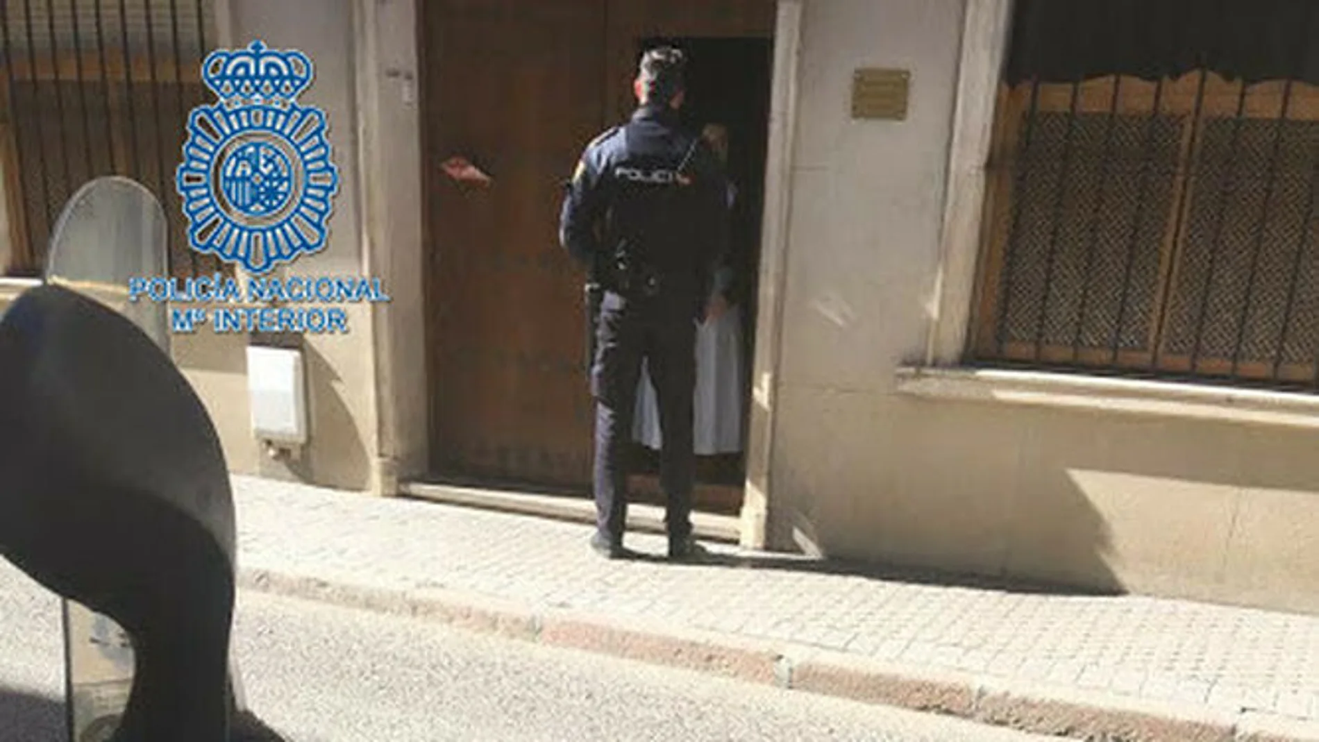 Un agente, a las puertas del Convento de Clausura.