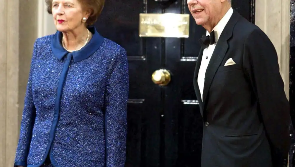 Margaret Thatcher, junto a su marido Sir Denis