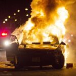 Un coche arde en los incidentes de Milwaukee de esta noche