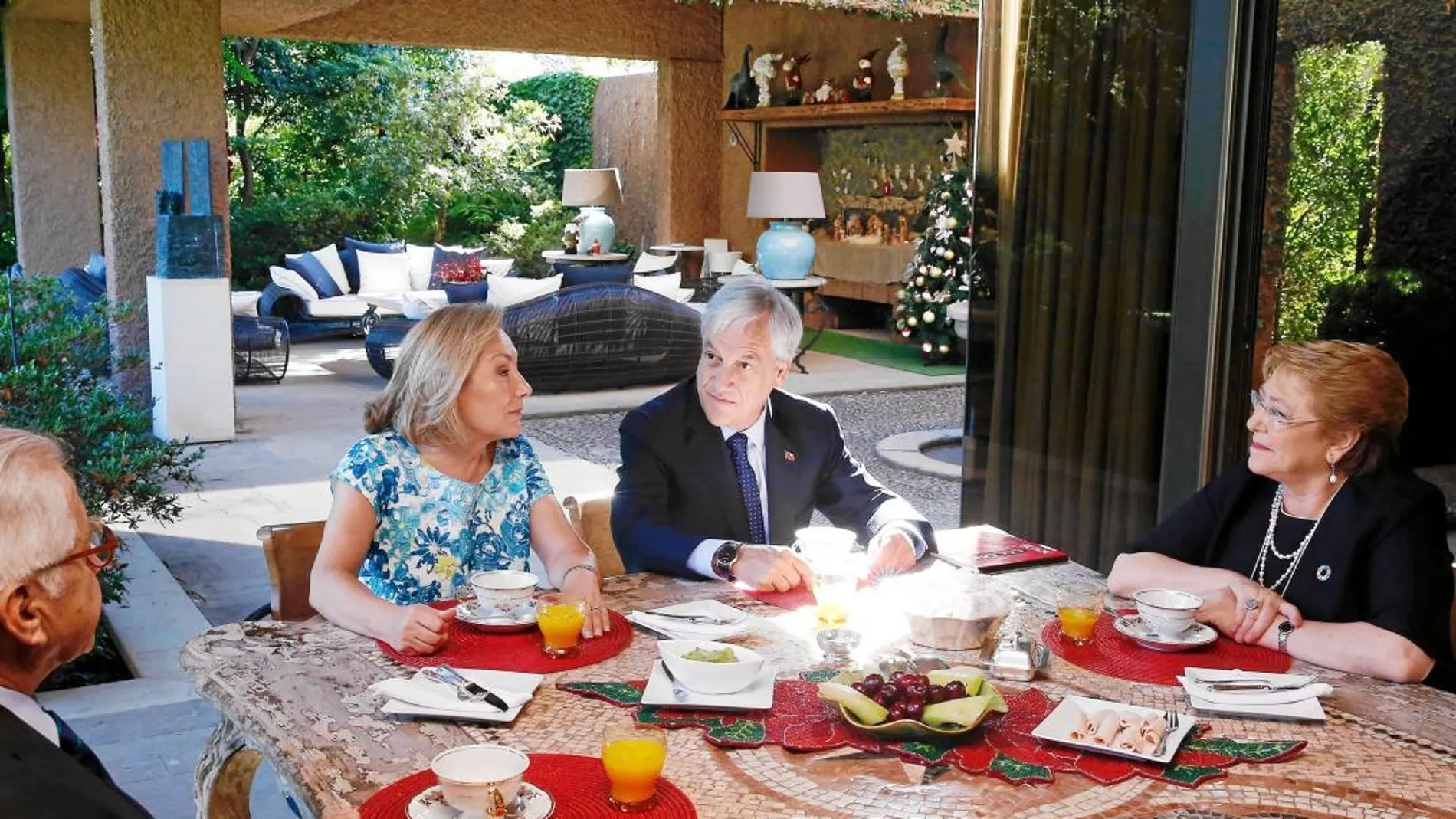 Piñera y su esposa, Cecilia Morel, desayunaron un día después de su victoria con la presidenta Michelle Bachelet