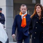 Sandro Rosell, acompañado por su esposa a la salida de una de las sesiones del juicio